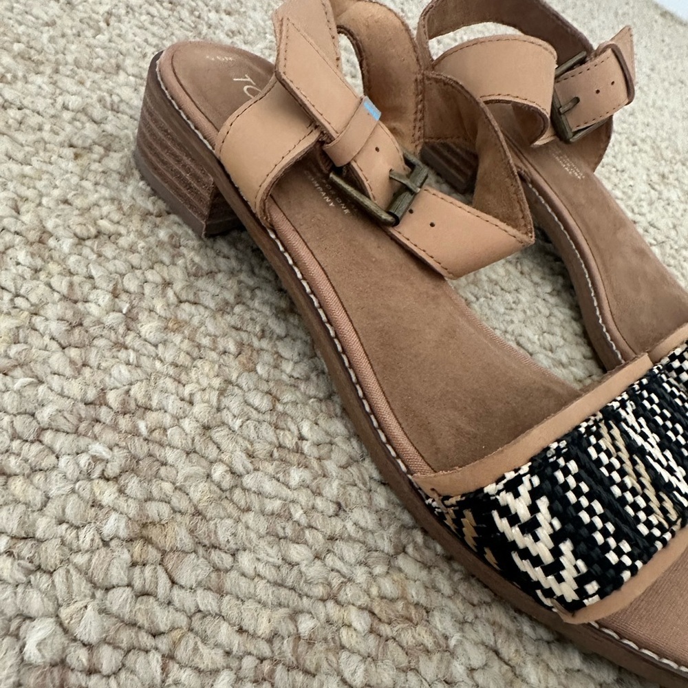 Toms size 9.5 beachy sandals - Picture 2 of 3